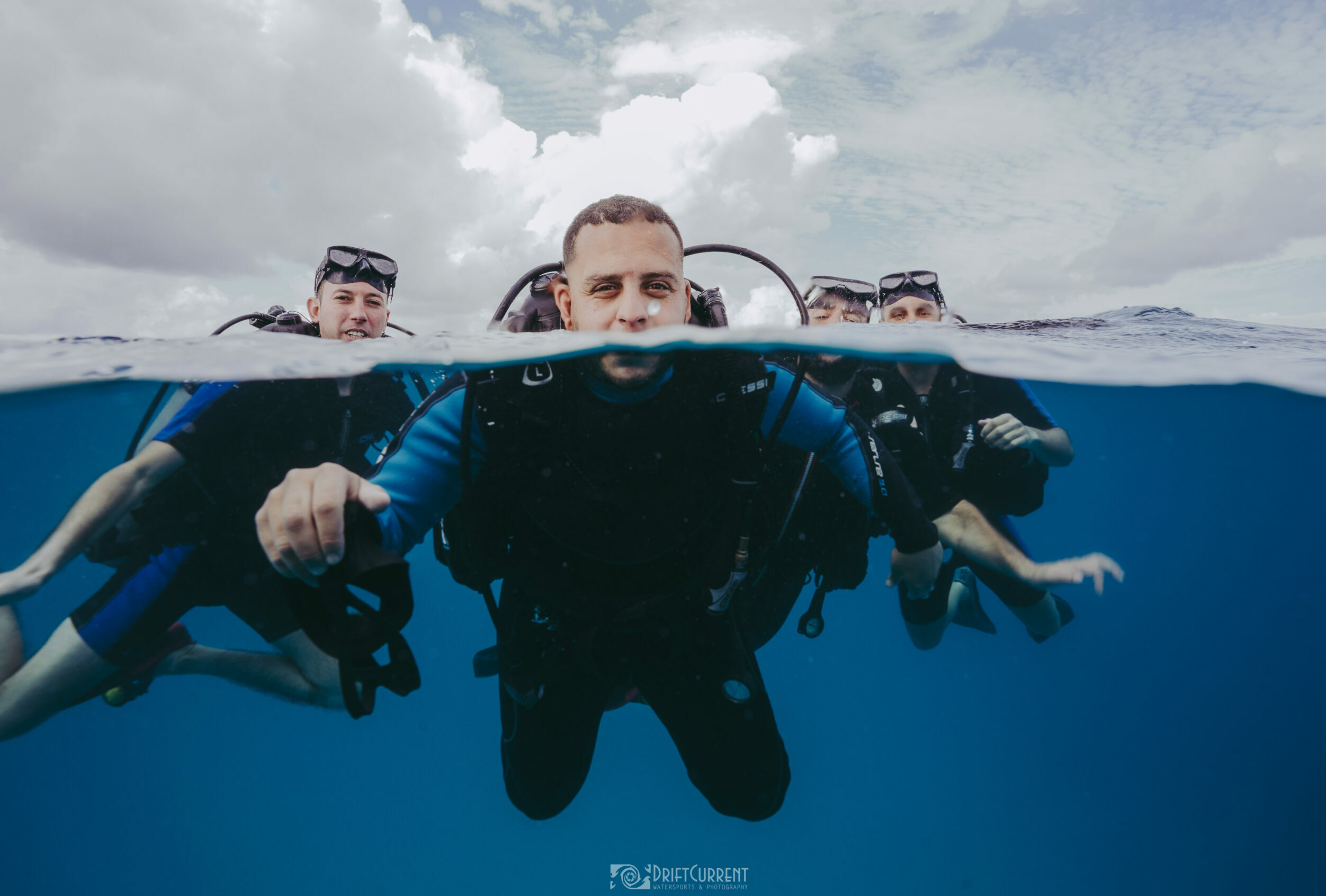 Groupe de plongeurs de Triton Diving prêts à explorer les merveilles sous-marines de Playa del Carmen