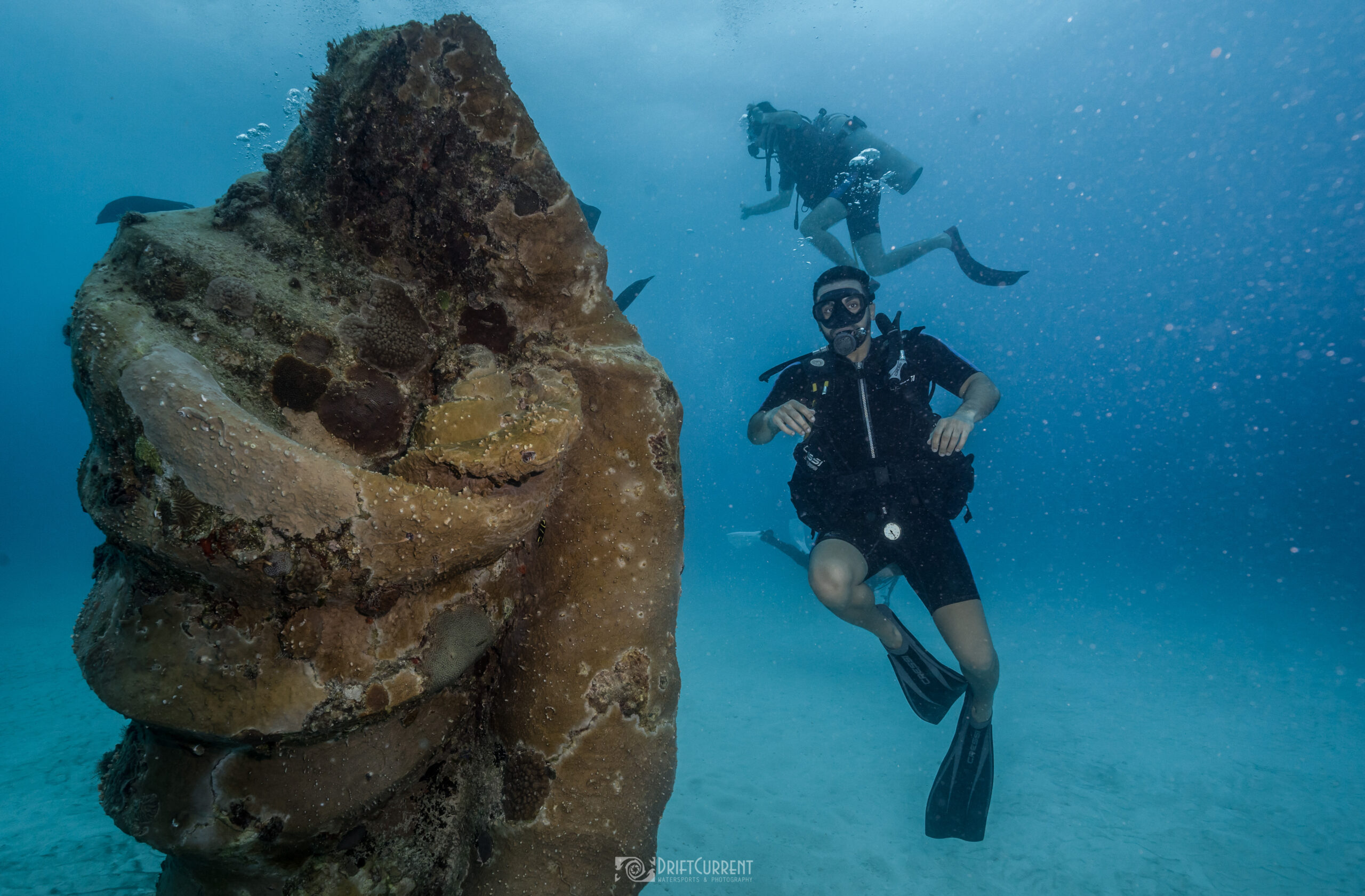 Des plongeurs de Triton Diving explorent la statue sous-marine de la Virgen del Caracol dans les eaux sereines de Playa del Carmen