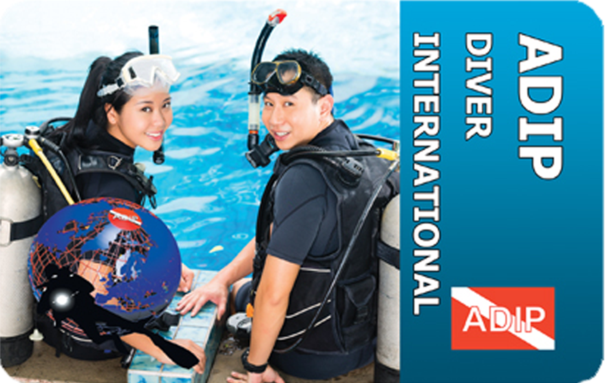 Plongeurs certifiés ADIP 2 de Triton Diving souriants avant une exploration sous-marine, illustrant le frisson de la plongée sous-marine à Playa del Carmen.