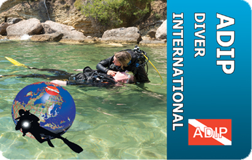 Instructeur de Triton Diving donnant une formation individuelle dans les eaux peu profondes pour la Certification Internationale de Plongeur ADIP 3.