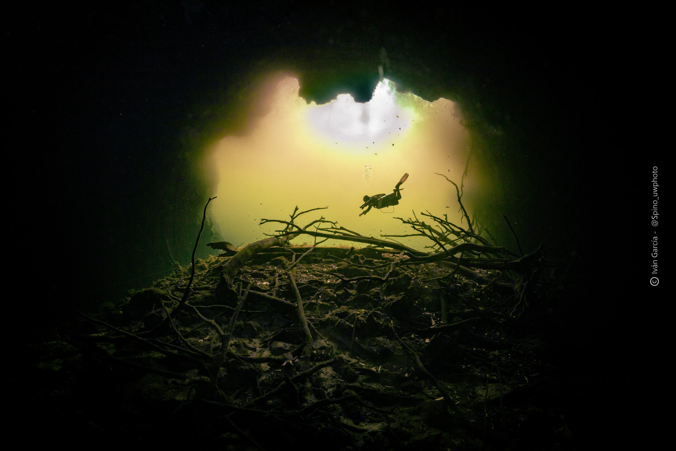 Explorateur de Triton Diving en silhouette contre la lumière du crépuscule au Cénote Car Wash