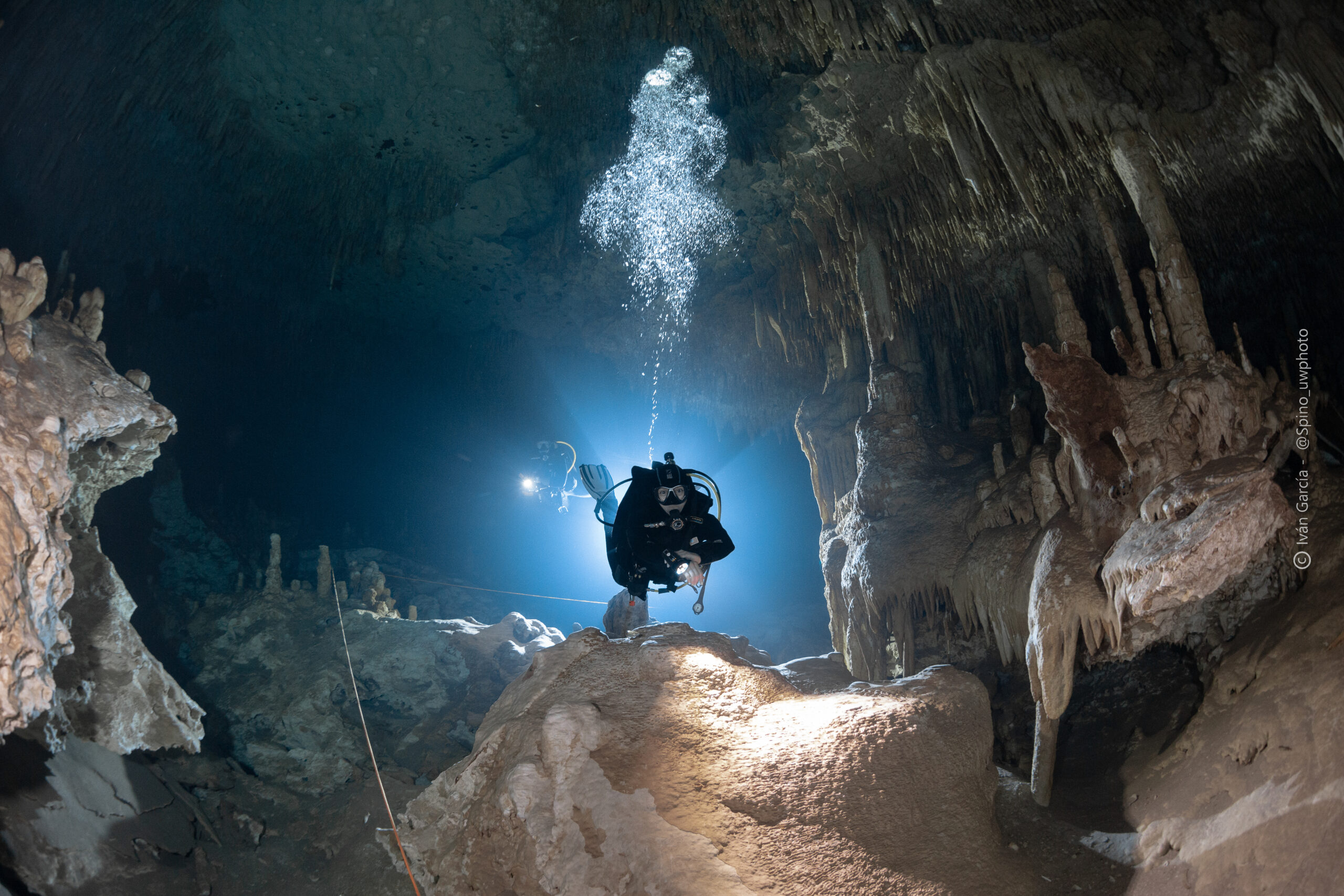 Plongeur de Triton Diving en ascension parmi les stalactites à couper le souffle du Cénote Dream Gate
