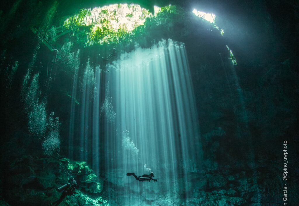 Plongeur de Triton Diving dans le rayon de lumière époustouflant du Cenote The Pit