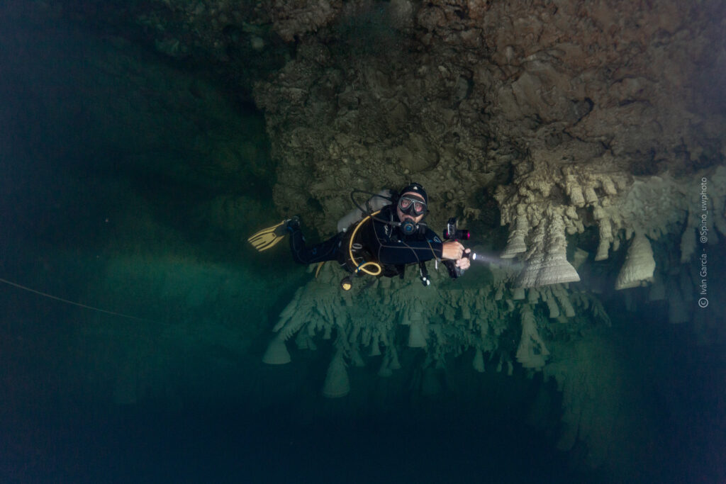 Explorateur de Triton Diving parmi la forêt de stalactites dans l'énigmatique Cenote Zapote