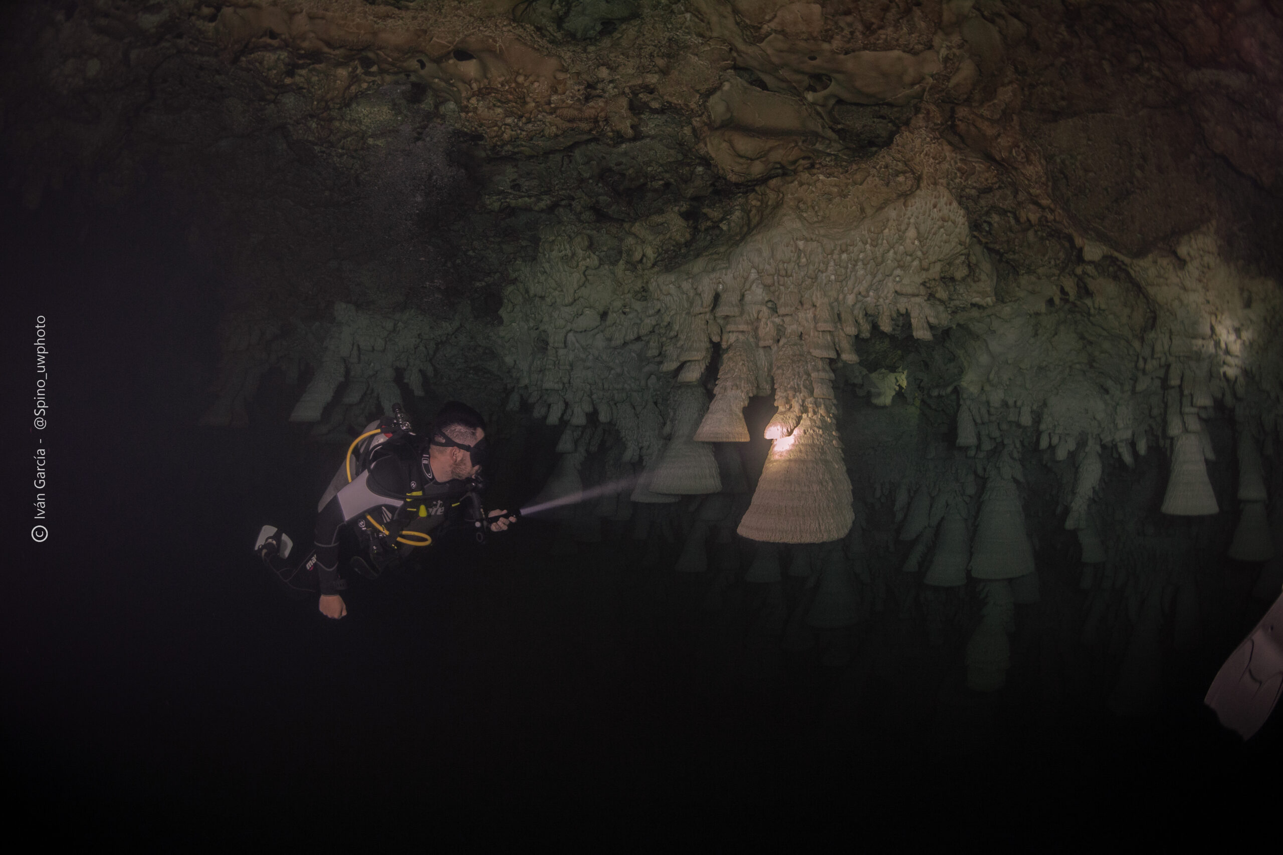 Un aventurier de Triton Diving explore les formations uniques en forme de cloche dans la caverneuse Cenote Zapote
