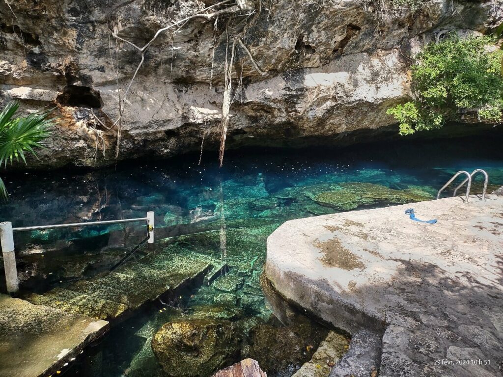 Eaux cristallines à l'entrée du Cenote Chac Mool, invitant les passionnés de Triton Diving à l'aventure