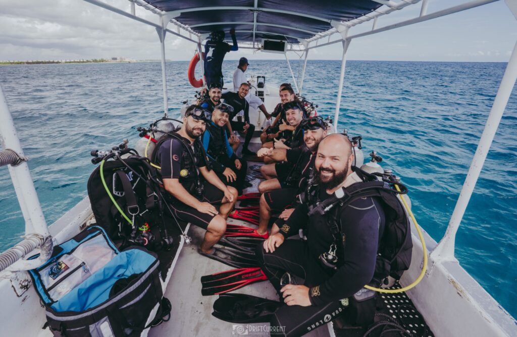 Photo de groupes sur un bateau de plongée