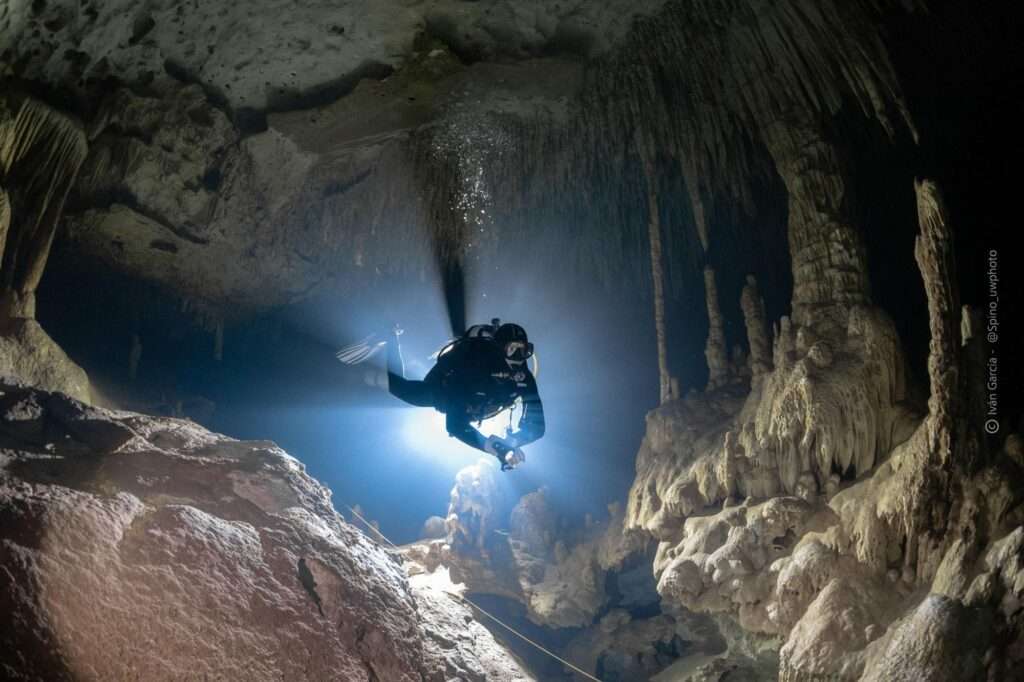 Plongée en caverne au cénote Dos Ojos – photo © Iván García (@Spino_uwphoto)