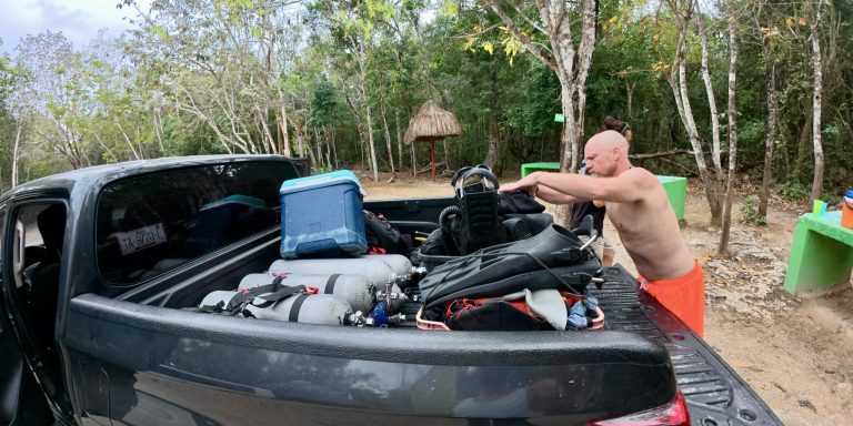 Pick up avec les équipements de plongée sous-marine