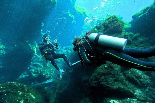 Baptême de plongée en cénote, avec le moniteur, dans une eau très claire