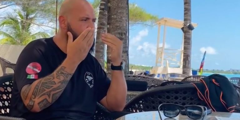 Cyril qui fait un briefing​ sur la terasse du Reef Coco Beach