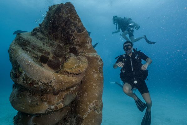 Deux plongeurs près de la statue sous-marine de la Virgen del Caracol, à Playa del Carmen