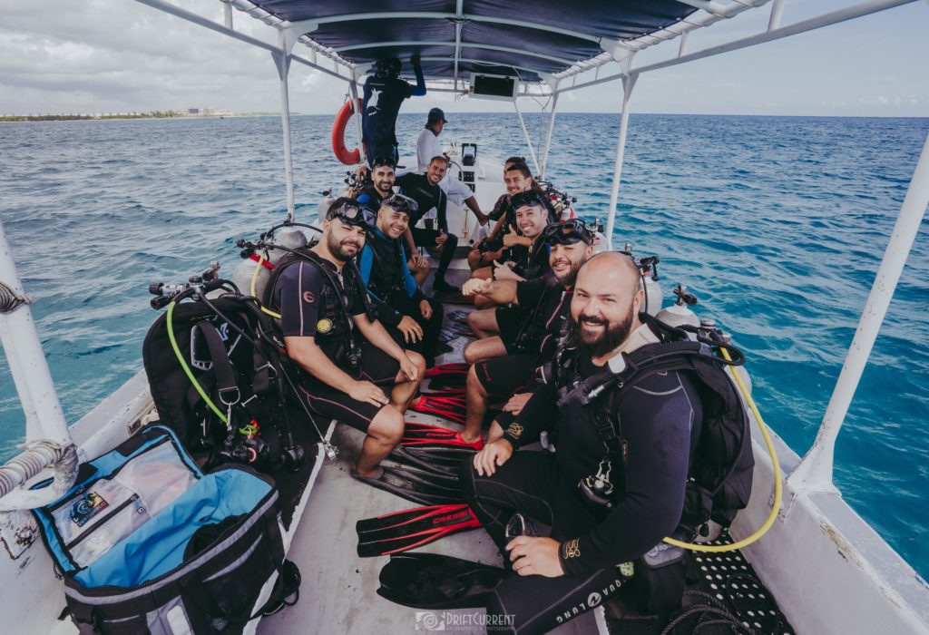 Photo de groupes sur un bateau de plongée